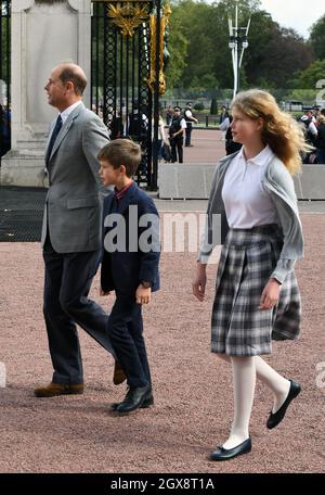 Il principe Edward, conte di Wessex, Lady Louise Windsor e James, Visconte Severn aspetta Sophie, contessa di Wessex per arrivare a Buckingham Palace per completare il suo giro in bicicletta da Edimburgo a Londra in supporto del Premio Duke of Edinburgh il 25 settembre 2016. Foto Stock