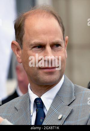 Il principe Edward, conte di Wessex, attende Sophie, contessa di Wessex per arrivare a Buckingham Palace per completare il suo giro in bicicletta da Edimburgo a Londra in supporto del Premio Duke of Edinburgh il 25 settembre 2016. Foto Stock