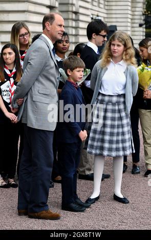 Il principe Edward, conte di Wessex, Lady Louise Windsor e James, Visconte Severn aspetta Sophie, contessa di Wessex per arrivare a Buckingham Palace per completare il suo giro in bicicletta da Edimburgo a Londra in supporto del Premio Duke of Edinburgh il 25 settembre 2016. Foto Stock