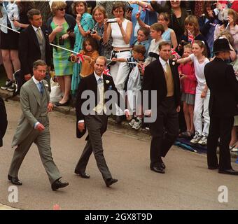 Il Principe Edoardo (al centro) e i suoi fratelli il Principe del Galles (a sinistra) e il Duca di York, camminano attraverso il Castello di Windsor fino alla Cappella di San Giorgio dove sposerà Sophie Rhys-Jones sabato 19 giugno 1999. La coppia reale, che si è incontrata a Londra nel 1993 in un vero e proprio incontro di tennis organizzato dal Principe, si è sposata nella Cappella di St George nel Castello di Windsor. Buckingham Palace ha annunciato prima del matrimonio che la coppia reale sarà in futuro conosciuta come il conte e contessa di Wessex. Per tradizione, i Royal Grooms hanno due sostenitori, piuttosto che un uomo migliore. Foto Stock