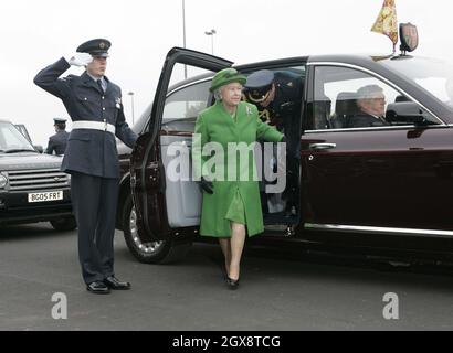 La Regina Elisabetta ll visita la RAF Marham a Norfolk il 31 gennaio 2006. Anwar Hussein/allactiondigital.com Foto Stock