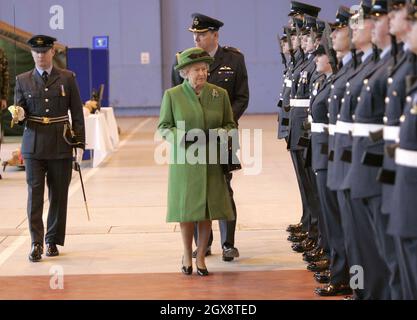 La Regina Elisabetta ll visita la RAF Marham a Norfolk il 31 gennaio 2006. Anwar Hussein/allactiondigital.com Foto Stock