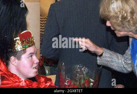 Duchessa di Cornovaglia parla a Paul Parker, 15, presso Highgrove House, Tetbury, Gloucestershire. Dieci giovani eccitati sono stati invitati alla tenuta del Prince's Highgrove a Gloucestershire per aiutare la coppia reale a decorare il loro albero di Natale. Charles e Camilla passarono quasi un'ora a chiacchierare e scherzare con i bambini, che erano tutti curati all'ospizio dei bambini Ty Hafan a Barry, nel Galles del Sud. Anwar Hussein/allactiondigital.com Foto Stock