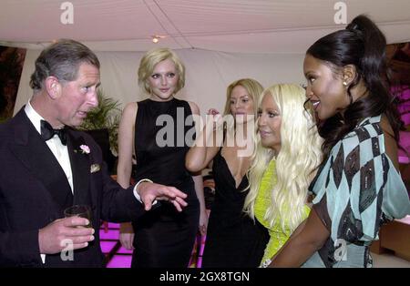 Il Principe del Galles chats a (sinistra-destra) supermodel Sophie Dahl, attrice e modello Patsy Kensit, stilista di moda Donatella Versace e supermodel Naomi Campbell alla cena di gala di beneficenza 'la sua Moda' a Waddesdon Manor, Buckinghamshire, l'11 giugno 2001. Anwar Hussein/allactiondigital.com Foto Stock