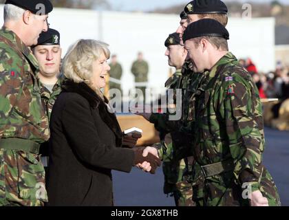 Camilla, Duchessa di Cornovaglia, presenta medaglie di servizio in Iraq ai membri del 1° reggimento reale di Battaglione del Galles il 29 novembre 2005 a Tidworth, Inghilterra. Anwar Hussein/allactiondigital.com Foto Stock