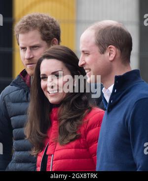 Il Principe William, Duca di Cambridge, Catherine, Duchessa di Cambridge e il Principe Harry si uniscono a un team di capi insieme per la giornata di addestramento della maratona di Londra al Queen Elizabeth Olympic Park di Londra il 5 febbraio 2017. Foto Stock