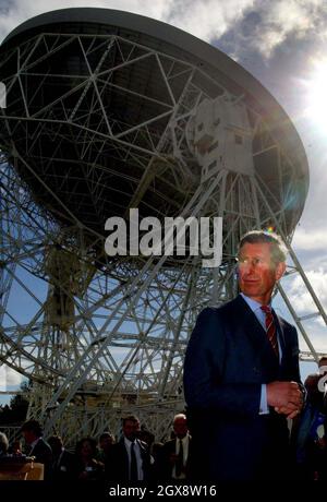 Il Principe di Galles passa accanto al telescopio Lovell radio durante una visita all'osservatorio Jodrell Bank di Cheshire. Mezza lunghezza, royals, abito Â Anwar Hussein/allaction.co.uk Foto Stock