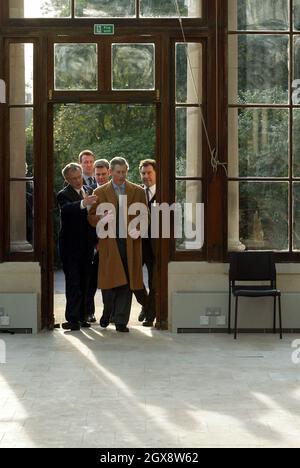 Sua altezza reale il Principe di Galles entra nella serra Nash presso i giardini botanici Kew nella parte ovest di Londra 24 febbraio 2003. Prince Charles è un patrono della fondazione e amici dei giardini botanici reali inKew ha aperto il conservatorio Nash dopo la sua ristrutturazione. Â Anwar Hussein/allaction.co.uk Foto Stock