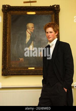 Il Principe Harry, figlio minore del Principe di Galles, si trova il 12 maggio 2003, accanto ad un ritratto del Duca di Wellington - il famoso vincitore della Battaglia di Waterloo (1815). Mezza lunghezza, royals Â©Anwar Hussein/allaction.co.uk Foto Stock