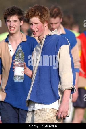 Il principe Harry, il figlio più giovane del principe Harry tiene una bottiglia di acqua dopo aver competuto nel gioco di campo e nel gioco del muro contro una squadra dei vecchi ragazzi sul campo del college a Eton marzo 2003. Mezza lunghezza, Royals, sport Â Anwar Hussein/allaction.co.uk Foto Stock