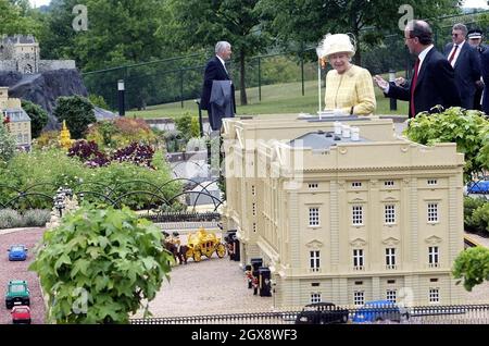 La Regina passa un modello di Buckingham Palace a Legoland a Windsor. La Regina, insieme ad altri membri della Famiglia reale, celebrava una giornata di turismo britannico. La visita della Regina a Legoland includeva una passeggiata attraverso i modelli di osservazione Mini-Land del centro di Londra. Â Anwar Hussein/allaction.co.uk Foto Stock