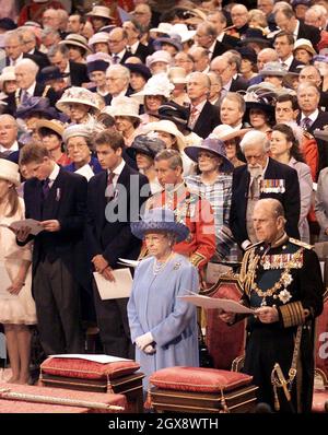 (Prima fila L-R) la Regina e Duca di Edimburgo, (seconda fila L-R) la Principessa Beatrice, il Principe Harry, il Principe Guglielmo e il Principe Carlo, martedì 4 giugno, 2002, nella Cattedrale di St Paul, Londra, durante un servizio di ringraziamento per celebrare il Giubileo d'Oro della Regina. Foto. Anwar Hussein Foto Stock