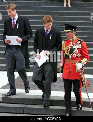 Il Principe di Galles (a destra) e i suoi figli il Principe William (a sinistra) e il Principe Harry lasciano la Cattedrale di St Paul, a Londra, dopo un servizio nella celebrazione del Giubileo d'Oro della Regina, martedì 4 giugno 2002. Foto. Anwar Hussein Foto Stock