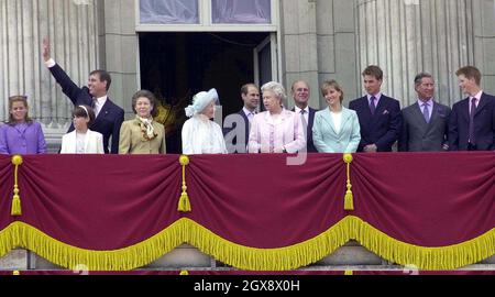 I membri della famiglia reale si uniscono alla Regina Madre sul balcone di Buckingham Palace Venerdì 5 agosto 2000 per celebrare il suo 100 compleanno, sono, da sinistra, la Principessa Beatrice, il Duca di York, la Principessa Eugenie, la Principessa Maragaret, la Regina Madre, Conte di Wessex, La Regina, il Duca di Edimburgo, la contessa di Wessex, il Principe Guglielmo, il Principe di Galles e il Principe Harry. Foto. Anwar Hussein Foto Stock