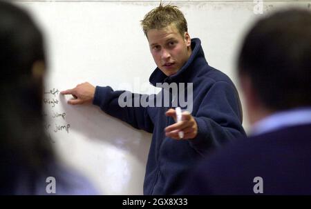 Il principe Guglielmo insegna una lezione di inglese agli scolari cileni, di età compresa tra i 10 e i 11 anni, alla Tortel School nel villaggio di Tortel, nel Cile meridionale, durante la sua spedizione internazionale di Raleigh nel dicembre 2000. Foto. Anwar Hussein Foto Stock