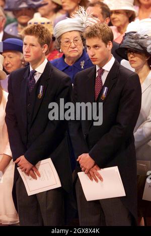 Il Principe Harry e il Principe Guglielmo il 4 giugno 2002, nella Cattedrale di San Paolo durante un servizio di ringraziamento per celebrare il Giubileo d'Oro della Regina. Foto. Anwar Hussein Foto Stock