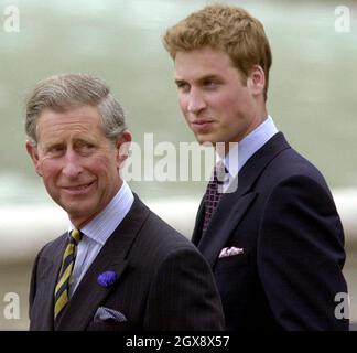 Il Principe di Galles e il Principe Guglielmo salutano i wishers nel Mall, Buckingham Palace il 4 giugno 2002, all'arrivo dopo un servizio di chiesa in celebrazione del Giubileo d'Oro della Regina che aveva avuto luogo nella Cattedrale di St Paul. Foto. Anwar Hussein Foto Stock
