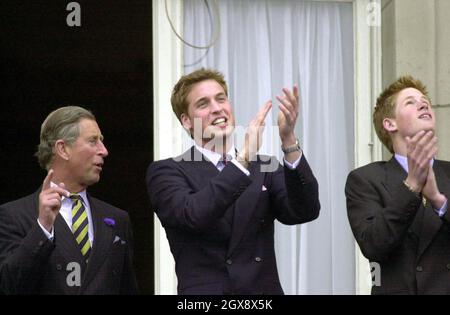 Il Principe di Galles con i suoi figli il Principe William e il Principe Harry guardano il flypassato di Concorde e le frecce rosse, dal balcone di Buckingham Palace il 4 giugno 2002. Foto. Anwar Hussein Foto Stock
