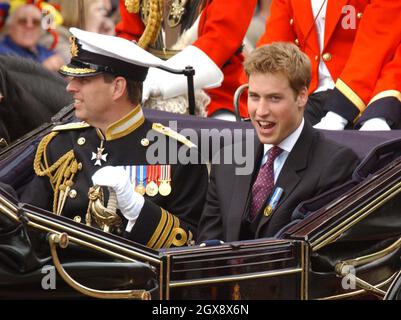 La folla guarda come il Principe William e il Principe Andrew cavalcano una carrozza trainata da cavalli da Buckingham Palace alla Cattedrale di St Paul il 4 giugno 2002, per un servizio di ringraziamento per celebrare il Giubileo d'Oro delle Regine. Foto. Anwar Hussein Foto Stock