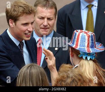 Il principe William saluta i wishers bene nel centro commerciale, Buckingham Palace il 4 giugno 2002, all'arrivo dopo un servizio della chiesa in celebrazione del Giubileo d'oro della regina. Foto. Anwar Hussein Foto Stock