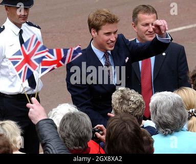 Incontrando la folla del Giubileo d'Oro, il Principe William, partecipa a una passeggiata sul Mall, martedì 4 giugno 2002, dopo il servizio del Ringraziamento per celebrare il Giubileo d'Oro della Regina. Foto. Anwar Hussein Foto Stock