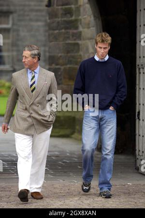Il Principe di Galles con il Principe Guglielmo a St Andrew's, Scozia, nel settembre 2001. Anwar Hussein Foto Stock