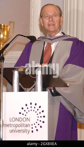 Il Duca di Edimburgo indossando la abito di patrono dell'ex London Guildhall University e delle North London Universities, che furono fuse per formare la London Metropolitan University. Il Duca di 81 anni riceveva il primo dottorato onorario di Filosofia conferito dall'università appena creata in una cerimonia, mercoledì 5 marzo 2003, presso la Mansion House della City of London. Mezza lunghezza, royals. Â Anwar Hussein/allaction.co.uk Foto Stock