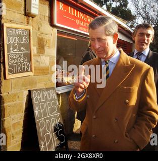 Il Principe di Galles chiama in un macellaio locale nel villaggio di East Keswick, North Yorkshire. Durante la sua visita di un giorno nello Yorkshire, Charles, noto per il suo interesse nella conservazione, è stato mostrato intorno al sito di 35 acri di bosco antico nel villaggio dello Yorkshire occidentale, vedendo il lavoro del Keswick Wildlife Trust orientale che gestisce il bosco. Anwar HUSSEIN/allaction.co.uk Foto Stock