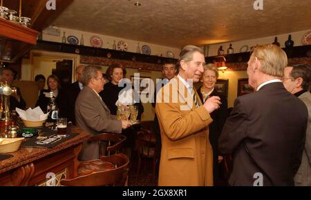 Il Prince of Wales (centro) si chiama nel pub Old Star nel villaggio di East Keswick, North Yorkshire. Durante la sua visita di un giorno nello Yorkshire, Charles, noto per il suo interesse nella conservazione, è stato mostrato intorno al sito di 35 acri di bosco antico nel villaggio dello Yorkshire occidentale, vedendo il lavoro del Keswick Wildlife Trust orientale che gestisce il bosco. Anwar HUSSEIN/allaction.co.uk Foto Stock