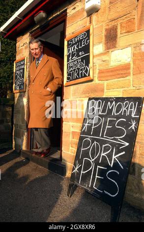 Il Principe di Galles chiama in un macellaio locale nel villaggio di East Keswick, North Yorkshire. Durante la sua visita di un giorno nello Yorkshire, Charles, noto per il suo interesse nella conservazione, è stato mostrato intorno al sito di 35 acri di bosco antico nel villaggio dello Yorkshire occidentale, vedendo il lavoro del Keswick Wildlife Trust orientale che gestisce il bosco. Anwar HUSSEIN/allaction.co.uk Foto Stock