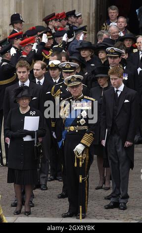 Il Principe Carlo, il Principe Filippo e la Regina al funerale della Regina Madre presso l'Abbazia di Westminster a Londra. Foto Stock