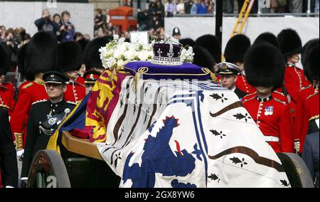 La Famiglia reale che partecipa alla processione funebre per la Regina Madre a Westminster, Londra. Foto Stock