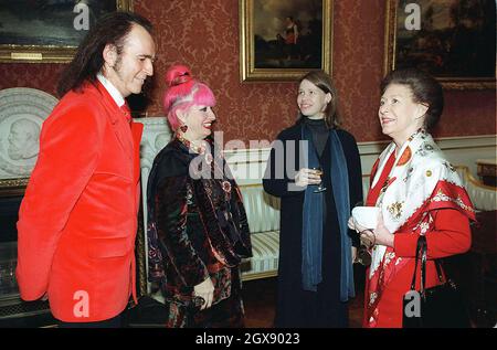 La principessa Margaret Princess Margaret (a destra) e sua figlia Lady Sarah Chatto (seconda a destra), parlano con i ricamatori David Shilling (milliner) e la stilista Zandra Rhodes, nella Pinacoteca di Buckingham Palace oggi (Martedì). Il signor Shilling e la signora Rhodes fanno parte di un gruppo di 500 persone che hanno ricamato ornamenti per l'albero di Natale della regina. La signora Rhodes ha fatto l'angelo dell'albero di Natale. Foto Stock