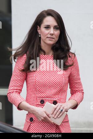 Catherine, Duchessa di Cambridge, indossando il suo abito da gonna Eponine London, partecipa al lancio della serie di film educativi 'out of the Blue' creata da Best Beginnings, un partner della beneficenza della campagna Heads Together, al Royal College of Obstetricians and Gynecologists di Londra Foto Stock