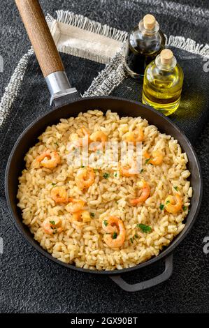 Risotto classico fatto in casa con gamberi in padella Foto Stock