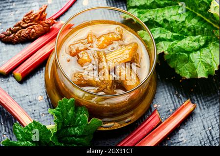 Gustosa marmellata di rabaro in vaso di vetro. Rabaro chutney in ciotola Foto Stock