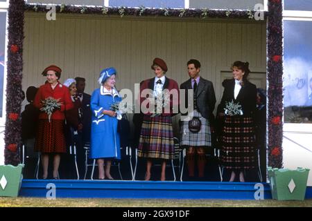 Da sinistra a destra, la Regina Elisabetta II, la Regina Madre, la Principessa del Galles, il Principe di Galles e Sarah Ferguson, la Duchessa di York, ai Braemar Highland Games. Foto Stock