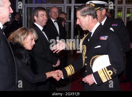 Il Principe di Galles, il Principe Carlo nella sua divisa del Vice Ammiraglio incontra Elaine Paige prima di guardare una proiezione del nuovo film di James Bond "Die Another Day" al Gunwharf Quays di Portsmouth. Il Principe ha partecipato all'evento di beneficenza come presidente della Royal Naval Film Charity dopo aver assistito a una mostra in stile 'Bond' piena di azione della Royal Navy nelle vicinanze. Mezza lunghezza. Foto Stock