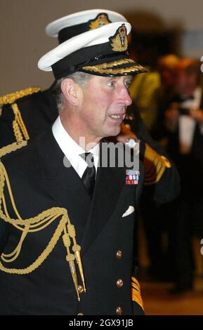 Il Principe di Galles, il Principe Carlo nella sua divisa del Vice Ammiraglio, incontra gli ospiti prima di guardare una proiezione del nuovo film di James Bond "Die Another Day" al Gunwharf Quays di Portsmouth. Il Principe ha partecipato all'evento di beneficenza come presidente della Royal Naval Film Charity dopo aver assistito a una mostra in stile 'Bond' piena di azione della Royal Navy nelle vicinanze. Mezza lunghezza. Foto Stock