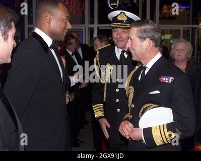 Il Principe di Galles, il Principe Carlo nella sua divisa del Vice Ammiraglio incontra l'attore Colin Salmon prima di guardare una proiezione del nuovo film di James Bond "Die Another Day" a Gunwharf Quays di Portsmouth. Il Principe ha partecipato all'evento di beneficenza come presidente della Royal Naval Film Charity dopo aver assistito a una mostra in stile 'Bond' piena di azione della Royal Navy nelle vicinanze. Mezza lunghezza. Foto Stock