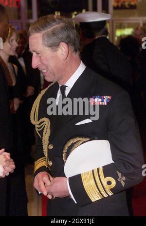 Il Principe di Galles, il Principe Carlo nella sua divisa del Vice Ammiraglio, incontra gli ospiti prima di guardare una proiezione del nuovo film di James Bond "Die Another Day" al Gunwharf Quays di Portsmouth. Il Principe ha partecipato all'evento di beneficenza come presidente della Royal Naval Film Charity dopo aver assistito a una mostra in stile 'Bond' piena di azione della Royal Navy nelle vicinanze. Mezza lunghezza. Foto Stock