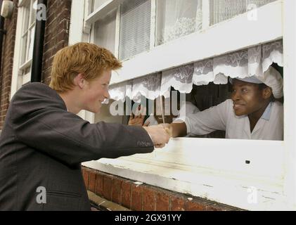 Il Principe Harry incontra il personale della cucina mentre si visita la scuola di Osmani a Whitechapel, Londra. Alla scuola, ha partecipato ad una lezione pratica in collaborazione con la beneficenza Merlin, in cui gli allievi hanno appreso le questioni sanitarie che le persone del terzo mondo devono affrontare. Il principe, che ha girato 18 la domenica 115 settembre, stava trascorrendo la giornata visitando le associazioni di beneficenza e le cause che intende sostenere. Foto Stock