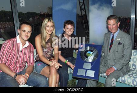 Il principe Carlo incontra Cat Deeley e ANT e Dec, Anthony McPartlin, Declan Donnelly, al Capital FM's Party nel Parco in aiuto del Prince's Trust, e si è tenuto ad Hyde Park, Londra. Mezza lunghezza. Foto Stock