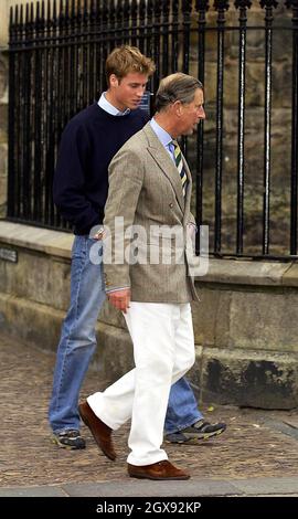 Il principe Guglielmo arriva all'università di St Andrews in Scozia con il padre Prince Charles. William stava per iniziare un corso di quattro anni di storia dell'arte. Lunghezza intera. Foto Stock