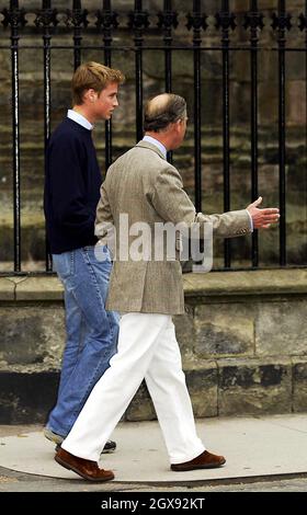 Il principe Guglielmo arriva all'università di St Andrews in Scozia con il padre Prince Charles. William stava per iniziare un corso di quattro anni di storia dell'arte. Lunghezza intera. Foto Stock