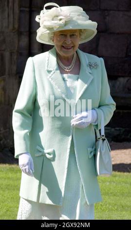 La Regina Elisabetta II della Gran Bretagna, accompagnata dal Duca di Edimburgo, arriva per il Garden Party al Palace Holyroodhouse di Edimburgo, Scozia. Foto Stock