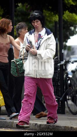 Pete Burns di Dead o Alive sembra un po' bizzarro e spoky mentre si muove nella parte ovest di Londra. Foto Stock