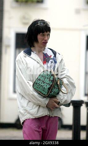 Pete Burns di Dead o Alive sembra un po' bizzarro e spoky mentre si muove nella parte ovest di Londra. Foto Stock