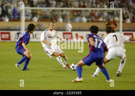 David Beckham gioca per il Real Madrid durante una partita espositiva contro il FC Tokyo allo stadio nazionale di Tokyo. Beckham ha segnato il suo primo gol per il club come Real cruise a 3-0 vincere. Foto Stock