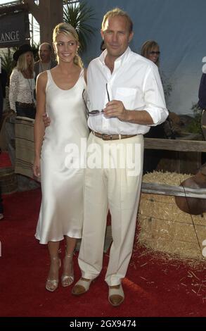 Attore/regista KEVIN COSTNER & fiance CHRISTINE BAUMGARTNER alla prima mondiale del suo nuovo film Open Range. Foto Stock